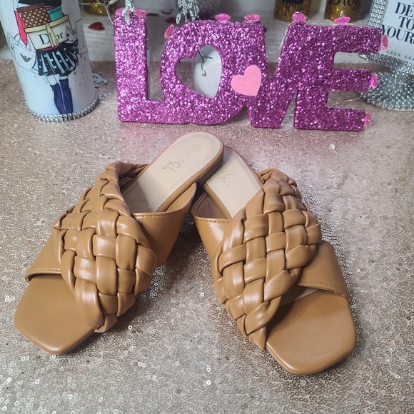 sandals - Picture 1 of 8